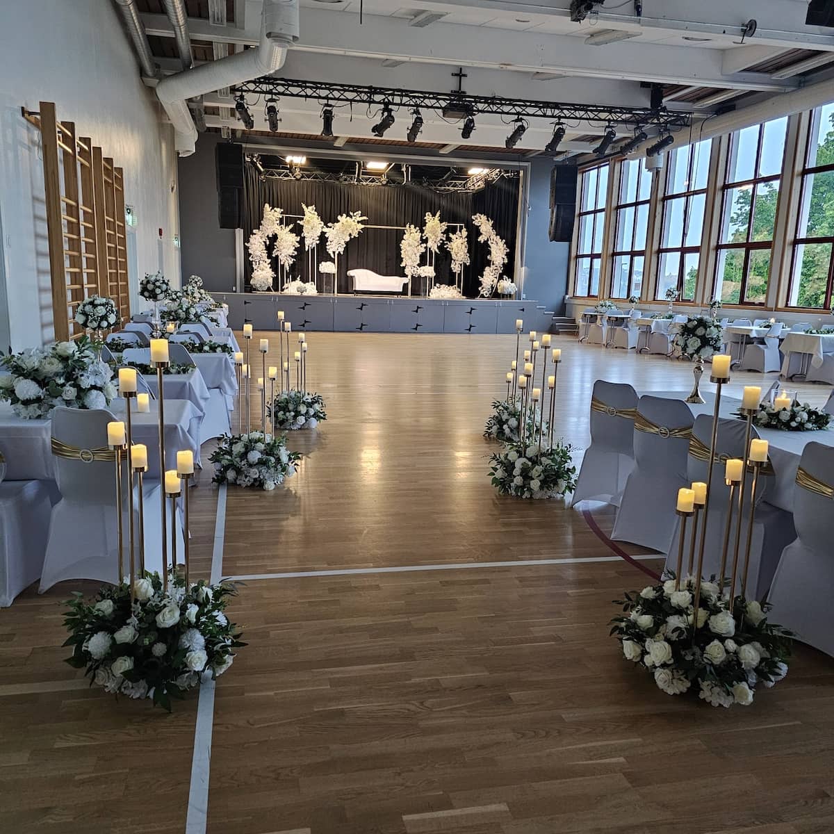 Borddekorasjon med blomster og lys til bryllup i Trondheim